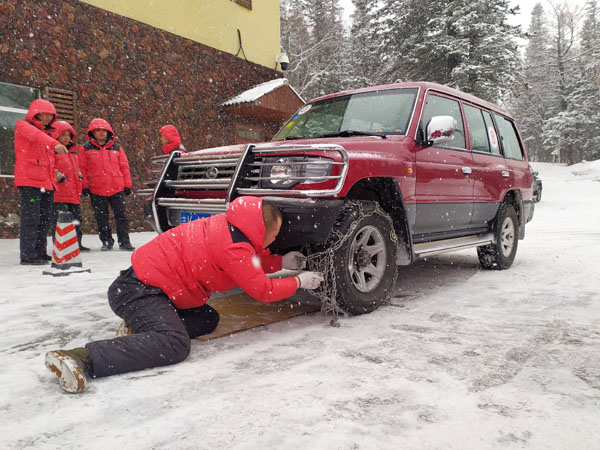 公司運(yùn)營(yíng)一部、VIP管理部舉辦2019年景區(qū)冬春安全生產(chǎn)駕駛員掛裝防滑鏈比賽