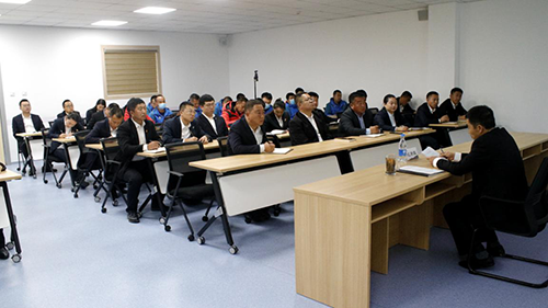 公司黨委副書記、工會主席紀景臣為景區(qū)運營一線黨員、積極分子講黨課